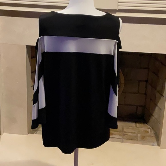 Chico’s Cold Shoulder Top, Sz 2 (12). Black & White. Like New Condition! - Picture 3 of 5
